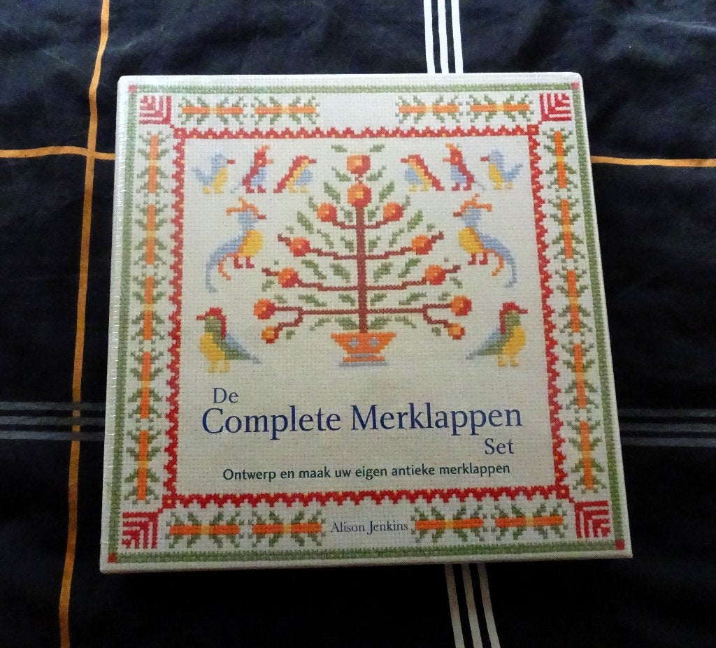 De Complete Merklappen Doos/Set. (Nieuw nog in seal!), Verzenden, Nieuw, Handborduren, Borduurpakket