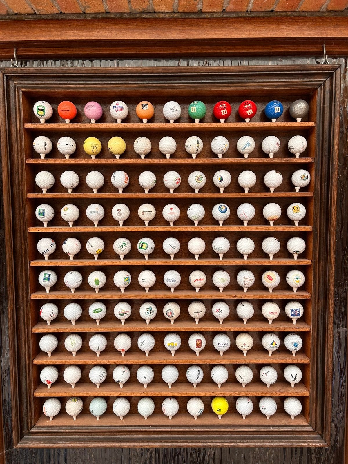 Verzameling golfballen met logo's + houten vitrinekast, Verzamelen, Ophalen of Verzenden, Gebruikt