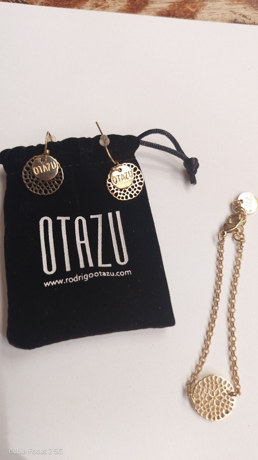 Otazu Armband en Oorbellen Set Goudkleurig, Sieraden, Tassen en Uiterlijk, Oorbellen, Overige materialen, Hangers, Ophalen of Verzenden