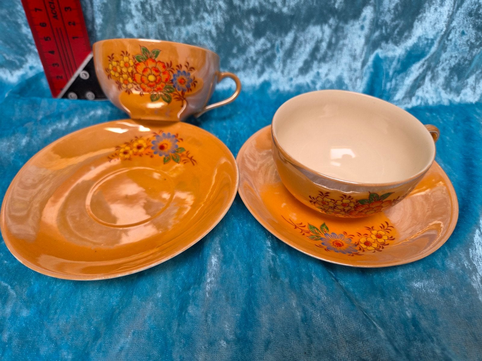 Vintage theekopjes met schotels, oranje met bloemmotief, Gebruikt, Keramiek, Vintage, Ophalen of Verzenden