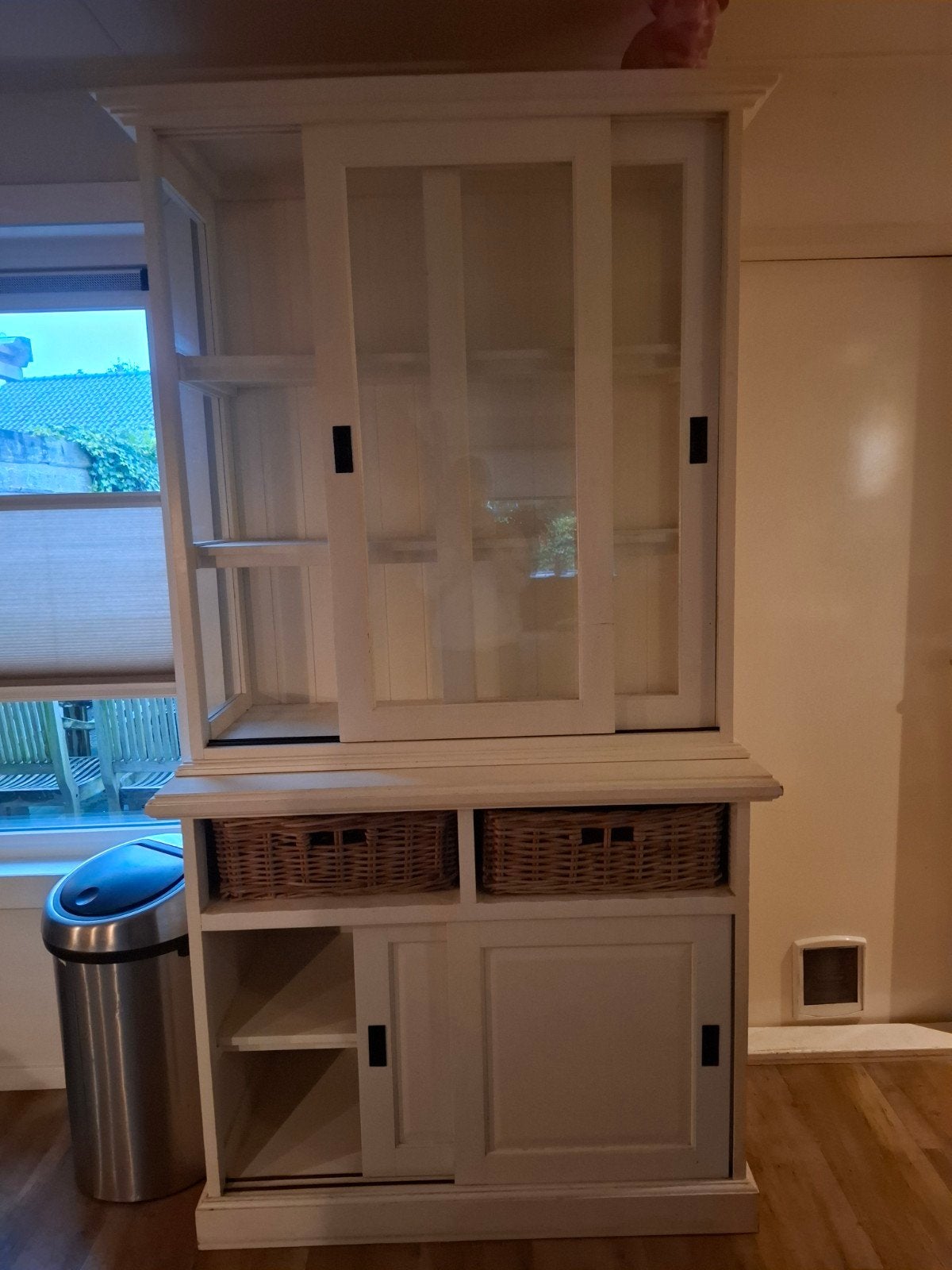 Witte Landelijke Buffetkast met Rieten Manden, Ophalen, 100 tot 150 cm, 200 cm of meer, Landelijke stijl