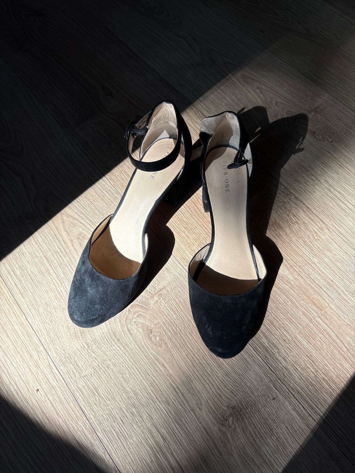 Zwarte suède schoenen met enkelbandje - Pier One, Kleding | Dames, Ophalen of Verzenden, Zo goed als nieuw, Zwart, Schoenen met lage hakken