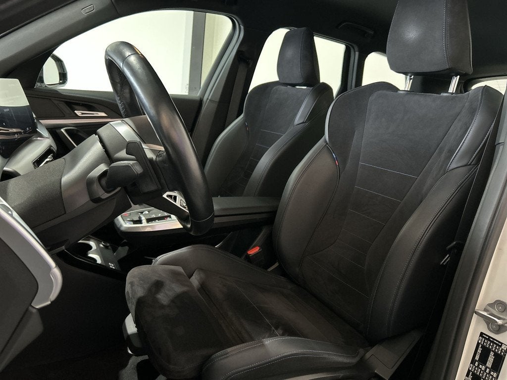 BMW iX1 xDrive30 67 kWh M-Sport SOH 98,3% | Sportstoelen | P, Auto's, BMW, Gebruikt, Met garantie (alle), Leder en Stof, Wit