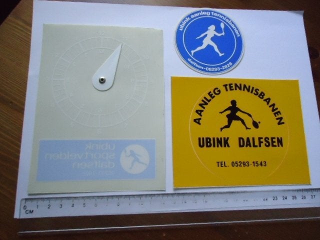 sticker oud DALFSEN Ubink tennis baan klok retro vintage, Ophalen of Verzenden, Zo goed als nieuw, Bedrijf of Vereniging