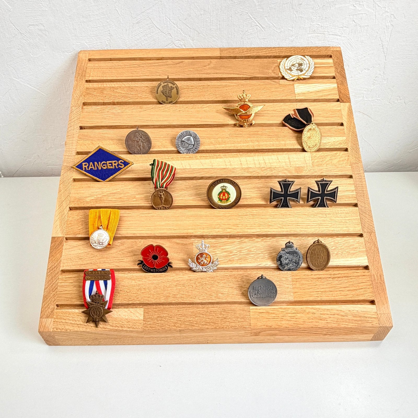 Degelijk houten militaria display - Challenge Coins, S, Overige gebieden, Overige soorten, Ophalen of Verzenden