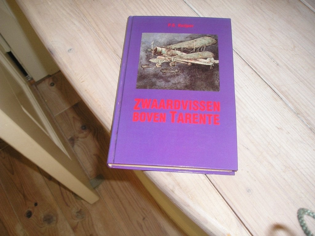P.S. Kuijper - Zwaardvissen boven Tarente, Ophalen of Verzenden, Gelezen, P.S. Kuijper, Fictie