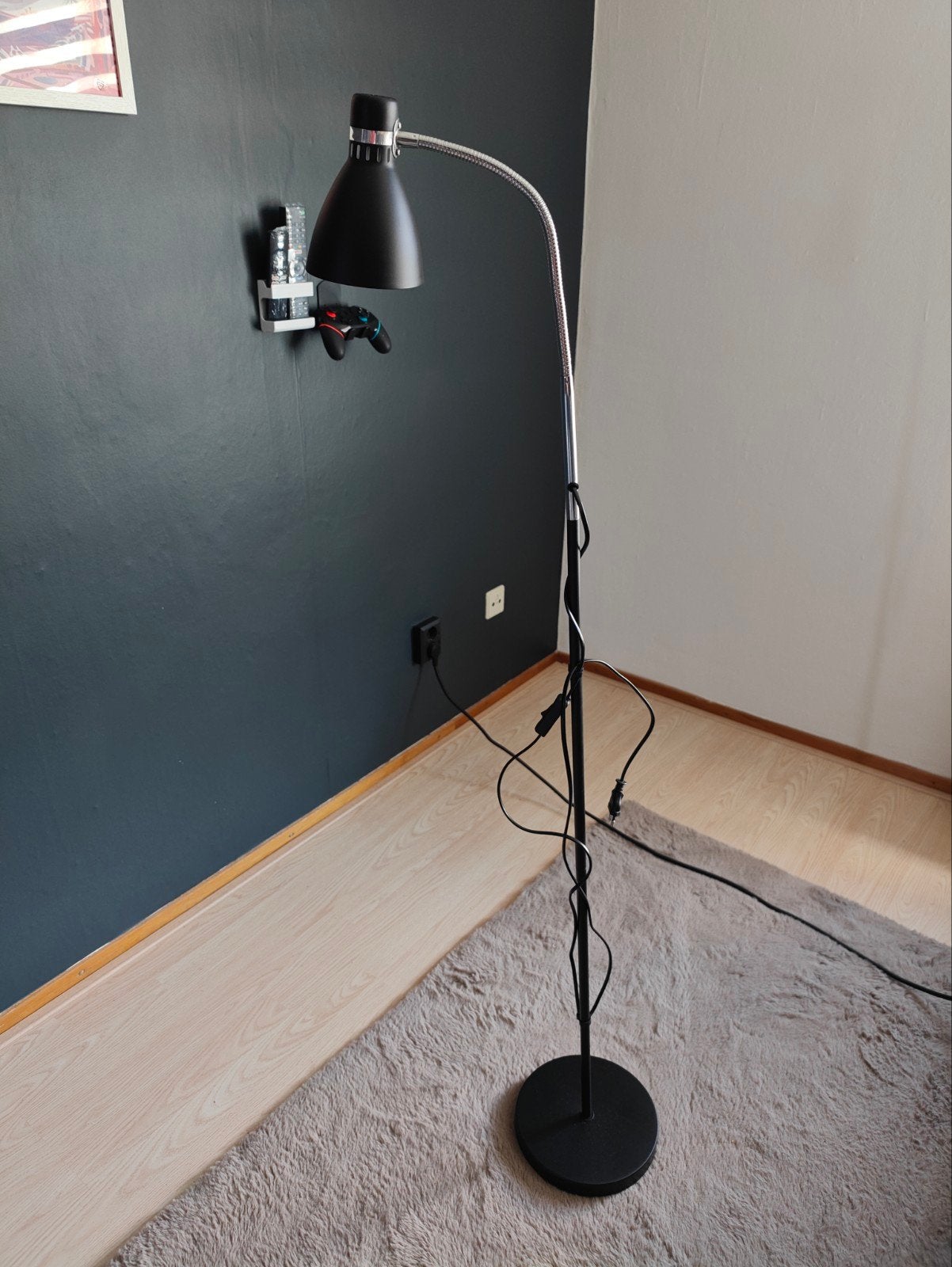 Zwarte Jysk vloerlamp met flexibele arm, zo goed als nieuw, Ophalen, Kunststof, E14 (klein), Zo goed als nieuw
