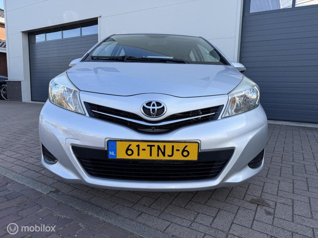 Toyota Yaris 1.3 VVT-i Aspiration AIRCO /CAMERA /TREKHAAK, Auto's, Toyota, Euro 5, 4 cilinders, Bedrijf, 99 pk