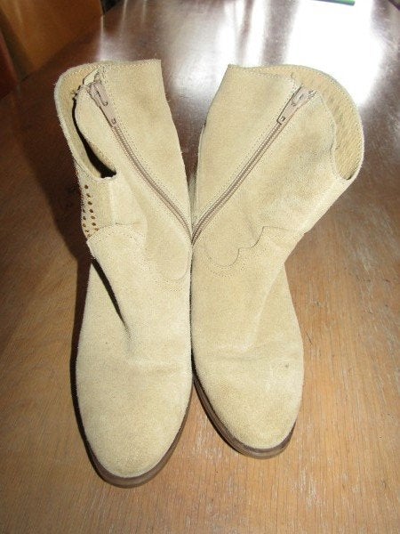 E1602 Kiss my feet! mt 37 laarsjes beige suède leder, Verzenden, Beige, Lage of Enkellaarzen, Zo goed als nieuw