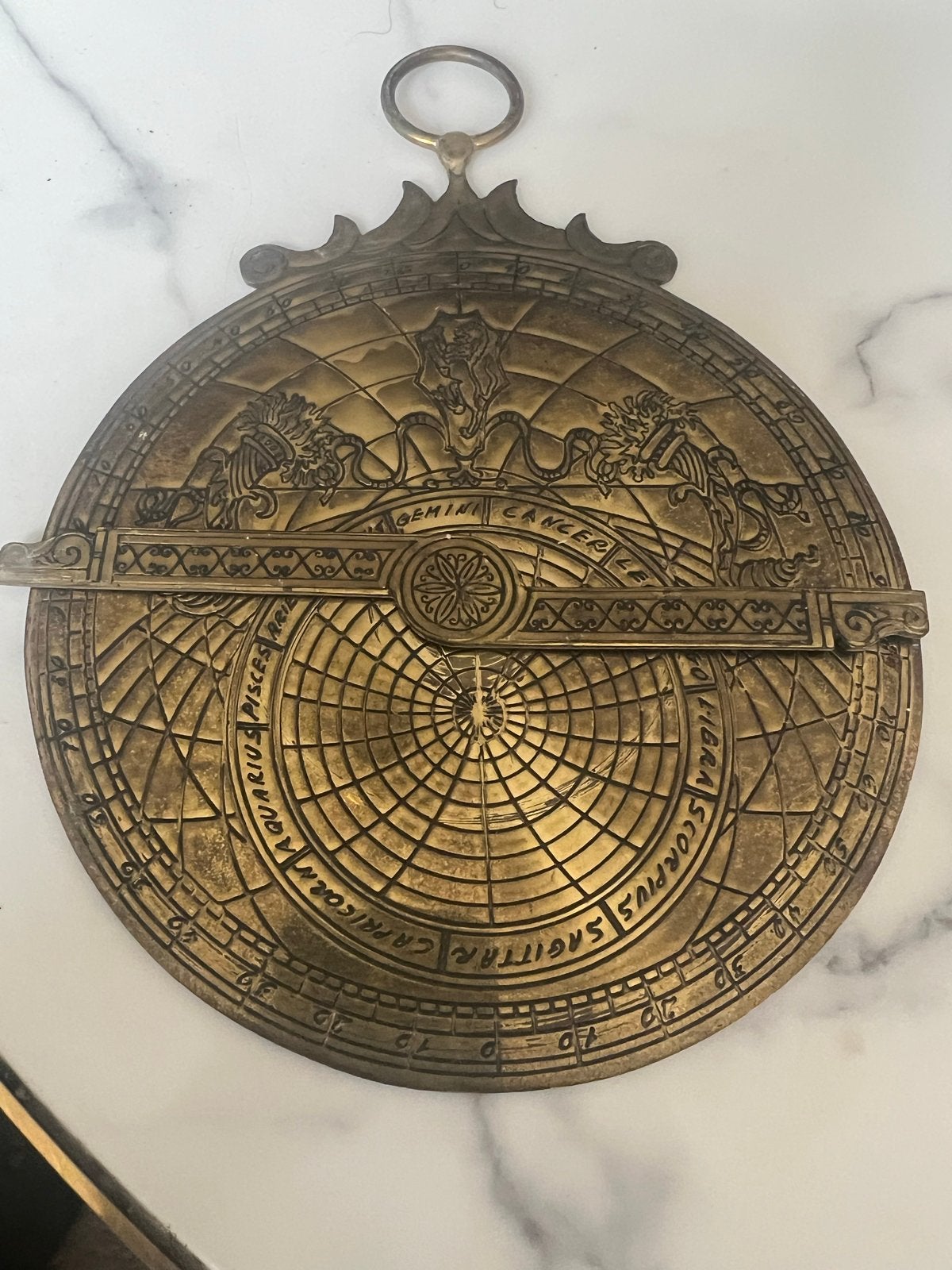 Antieke messing astrolabium met dierenriemtekens, Antiek en Kunst, Ophalen of Verzenden