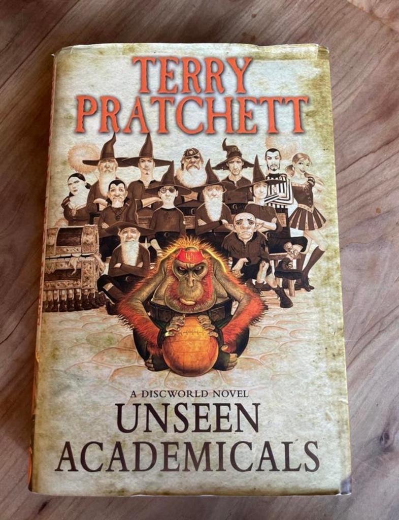 Terry Pratchett - Unseen Academicals (Discworld Novel), Boeken, Ophalen of Verzenden, Gelezen