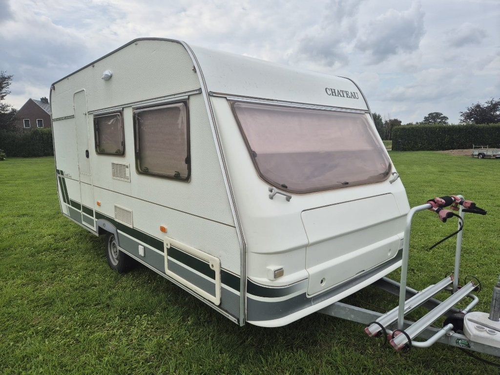 Caravan Chateau Caratt Family 443C uit 2003, Caravans en Kamperen, Chateau, Rondzit, Dwars-stapelbed, 750 - 1000 kg
