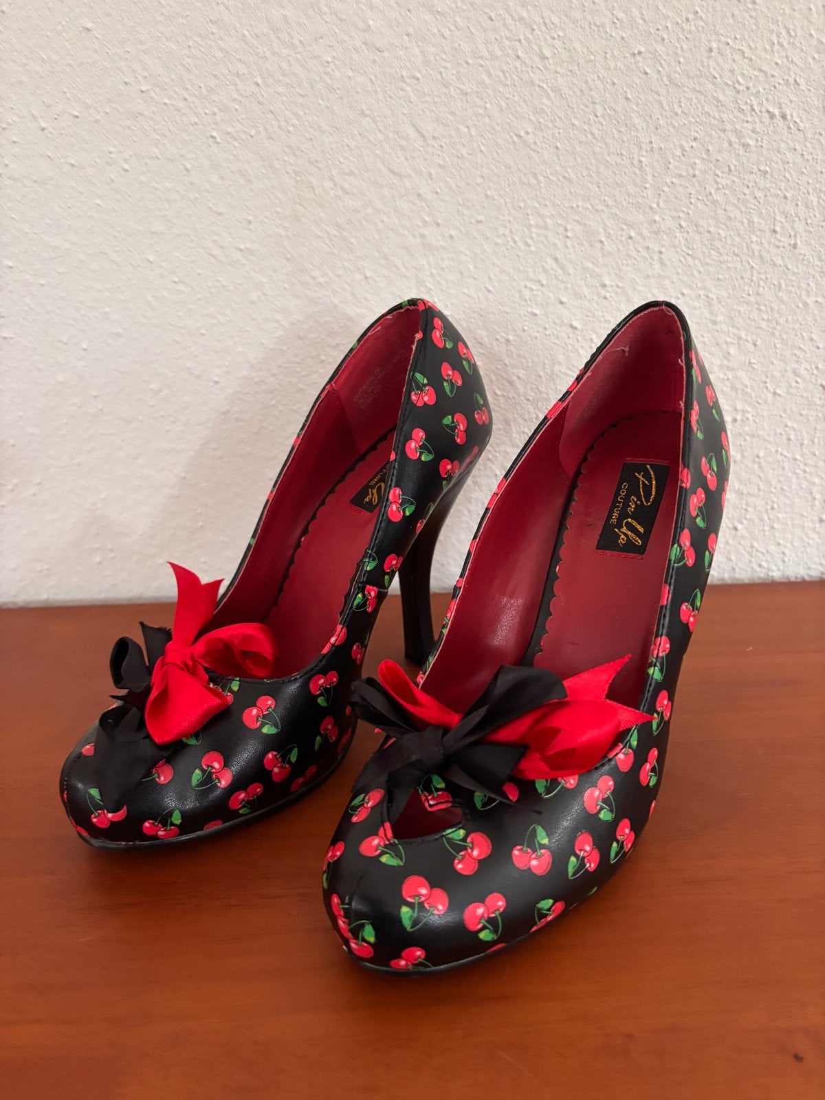 Pin Up Couture Cherry Hakken - Maat 39, Ophalen of Verzenden, Zo goed als nieuw, Zwart, Pumps