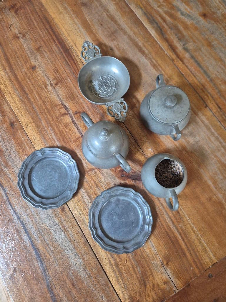 Vintage tinnen (thee?) servies, Ophalen