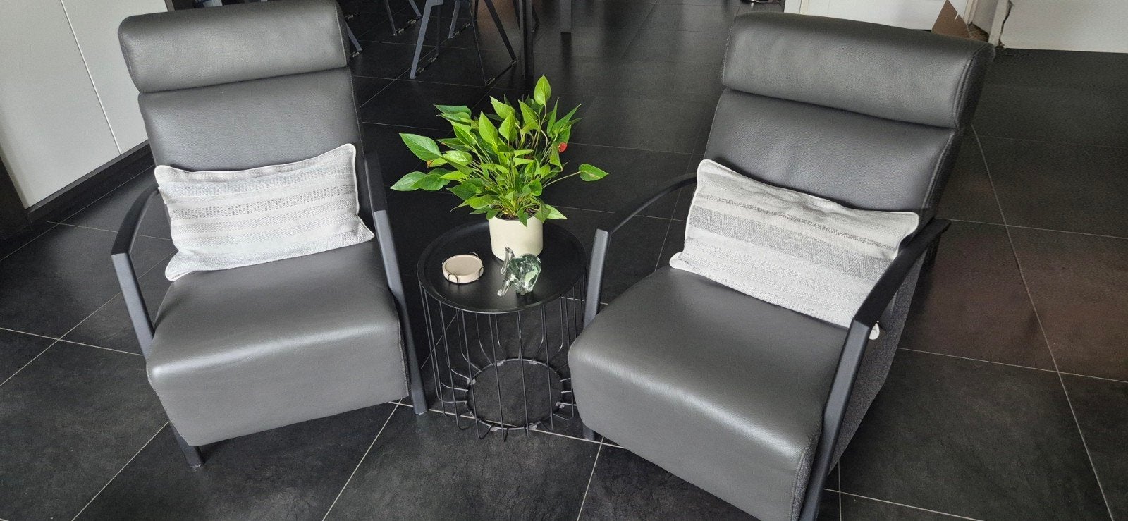 Set 2 Montèl "Sue Plus" designfauteuil, Nieuwstaat, Huis en Inrichting, Ophalen, Zo goed als nieuw, Zwart, Leer