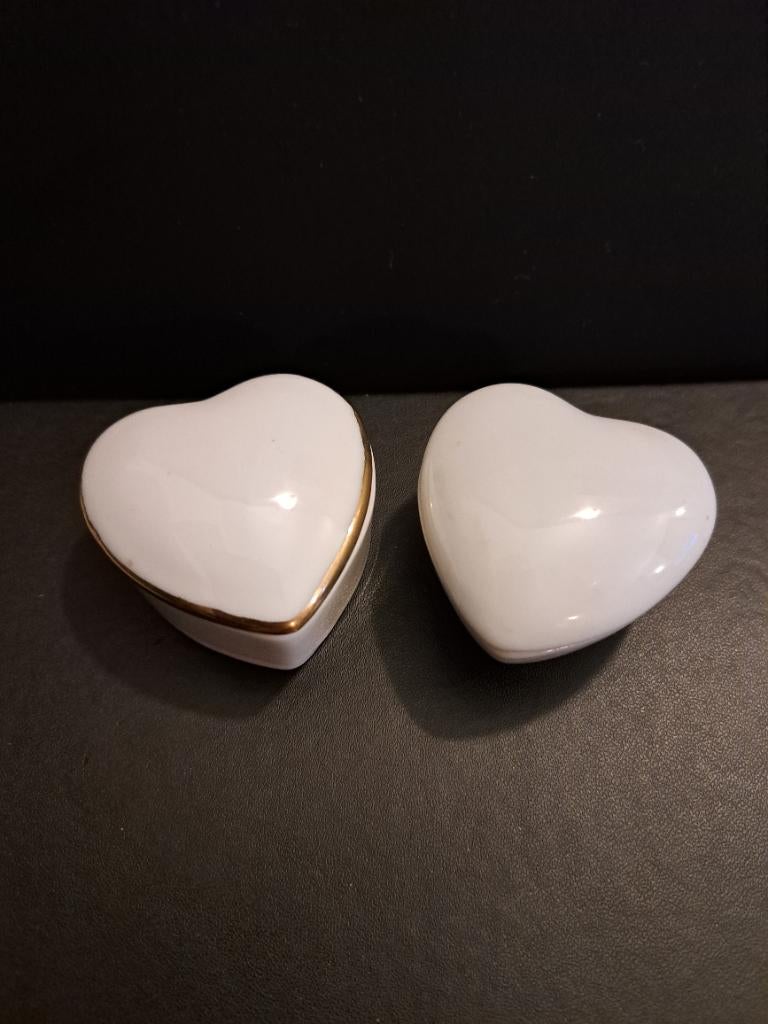 2 witte porseleinen pillendoosjes hart, Antiek en Kunst, Ophalen of Verzenden