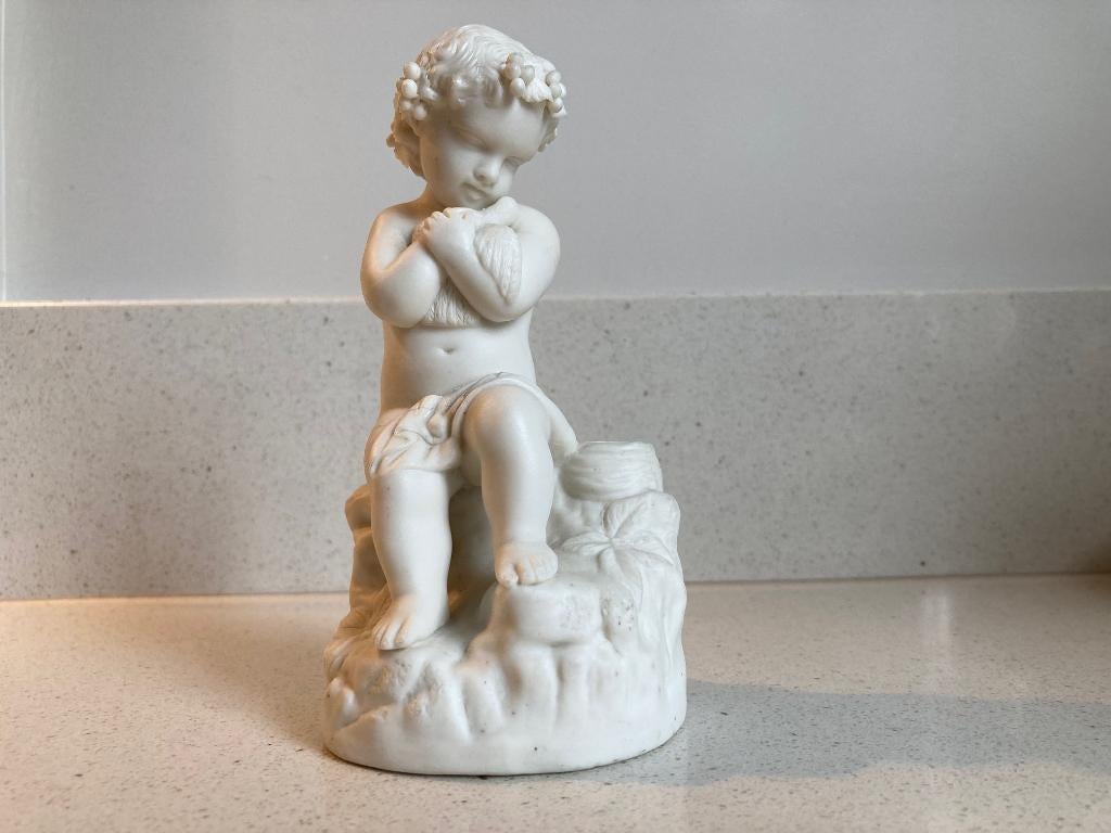 Oud porseleinen beeldje van kind met duif., Ophalen of Verzenden