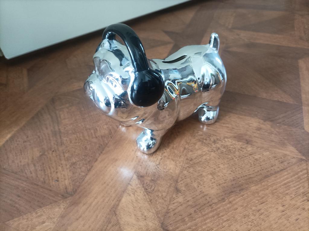 Spaarpot hond buldog met koptelefoon, Verzamelen, Spaarpotten, Ophalen of Verzenden, Gebruikt, Steen, Aardewerk of Keramiek, Dier