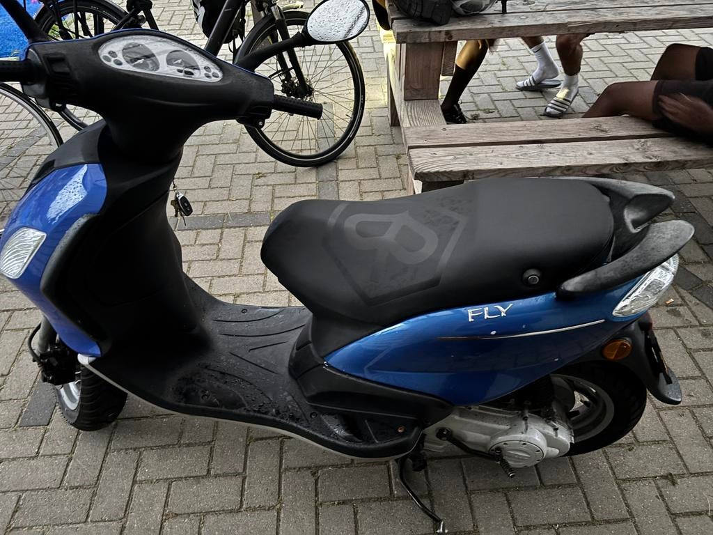 Piaggio fly 2011 4 takt, Fietsen en Brommers, Snorfietsen en Snorscooters, Zo goed als nieuw, Piaggio, Benzine, Ophalen of Verzenden