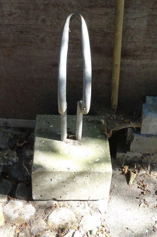 Fietsenrek, beugel in betonblok en gleuf in beton ingraven, Ophalen, Gebruikt