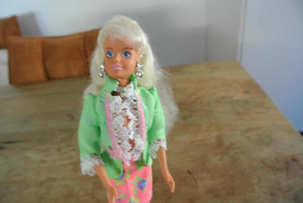 Barbie Sindy Hasbro I Love Glitter Nails/ nr 760, Verzamelen, Ophalen of Verzenden, Zo goed als nieuw, Pop