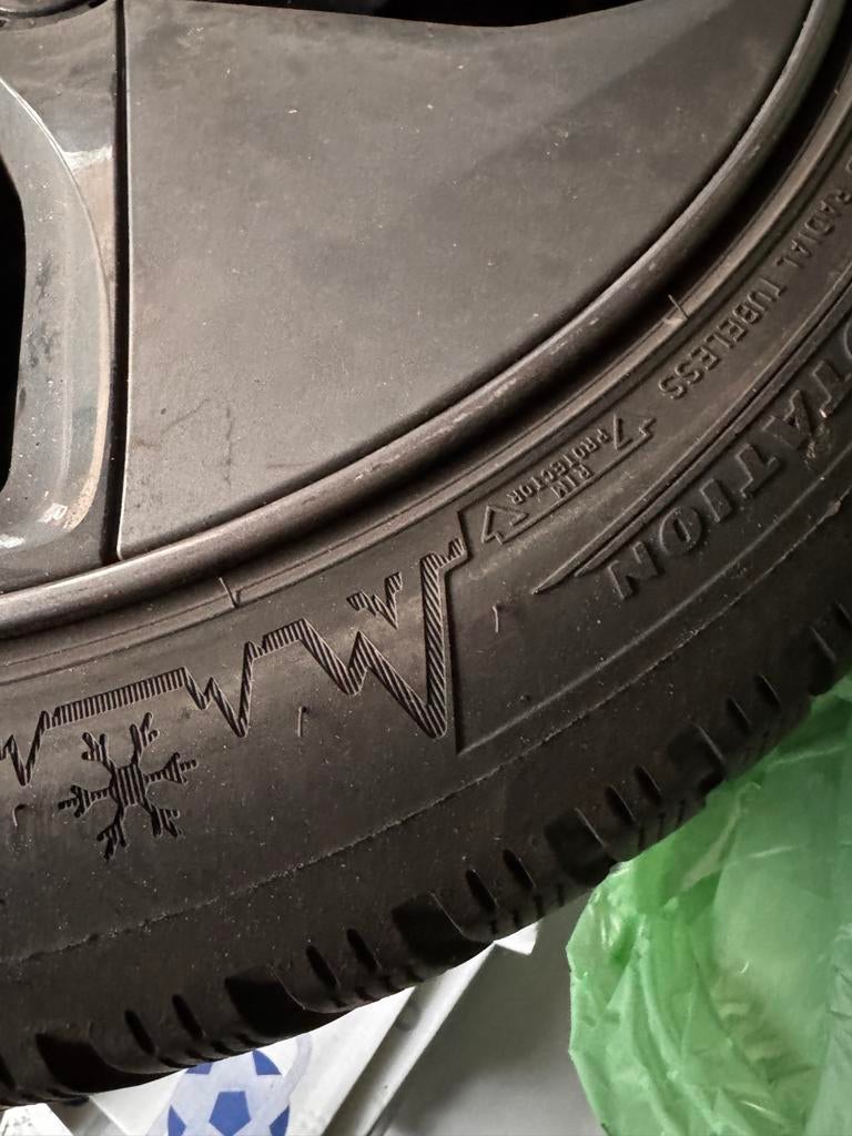 Dunlop Winterbanden 18 inch Tesla Model 3 (2019), Auto-onderdelen, Banden en Velgen, Ophalen, 18 inch, Gebruikt, Overige