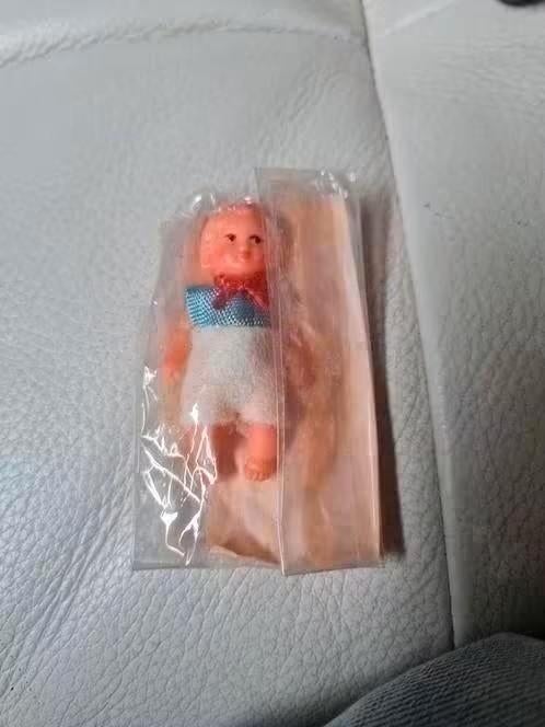 poppenhuis miniaturen ari popje nr 28 popje is 5 cm, Ophalen of Verzenden, Zo goed als nieuw, Poppenhuis