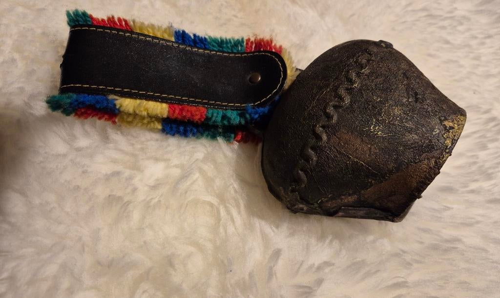 Grote zwitserse koebel 12.5 cm breed/ koebel met band, Antiek en Kunst, Ophalen