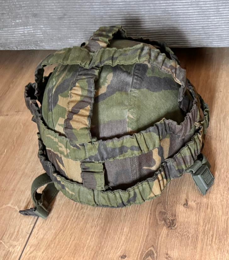 M95 kelvar gevechtshelm met camo overtrek - maat S, Ophalen of Verzenden, Landmacht, Nederland, Helm of Baret