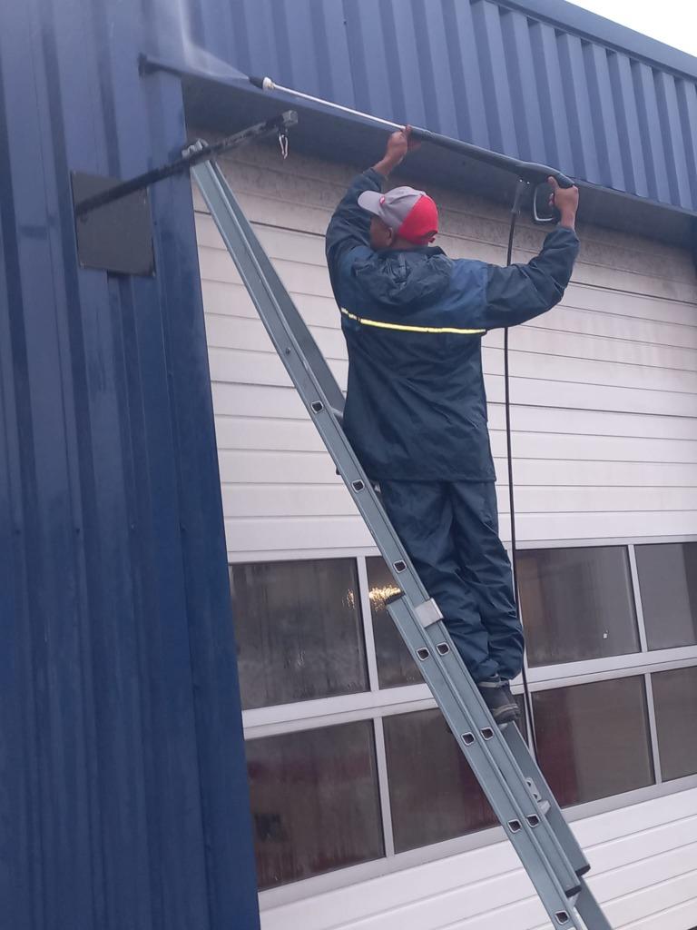 Glasbewassing, Schoonmaken bedrijfsruimte