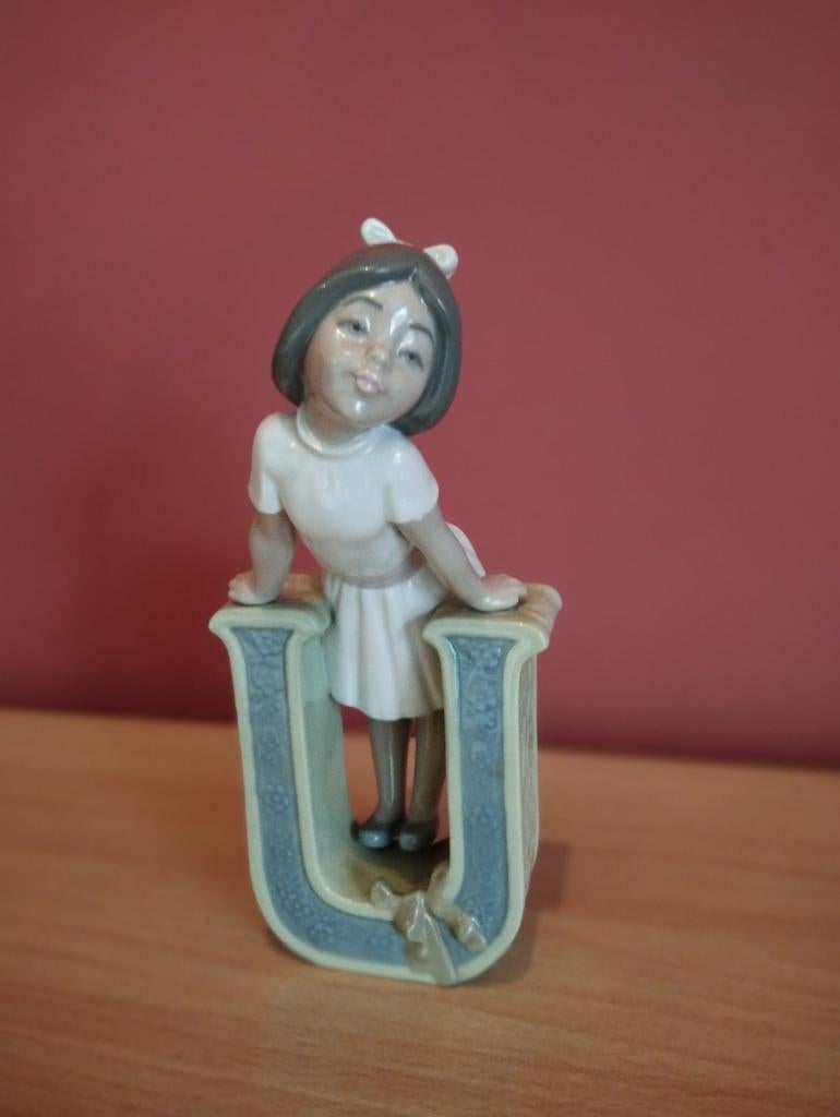 Lladro Schoolgirl U, Ophalen of Verzenden, Zo goed als nieuw, Mens