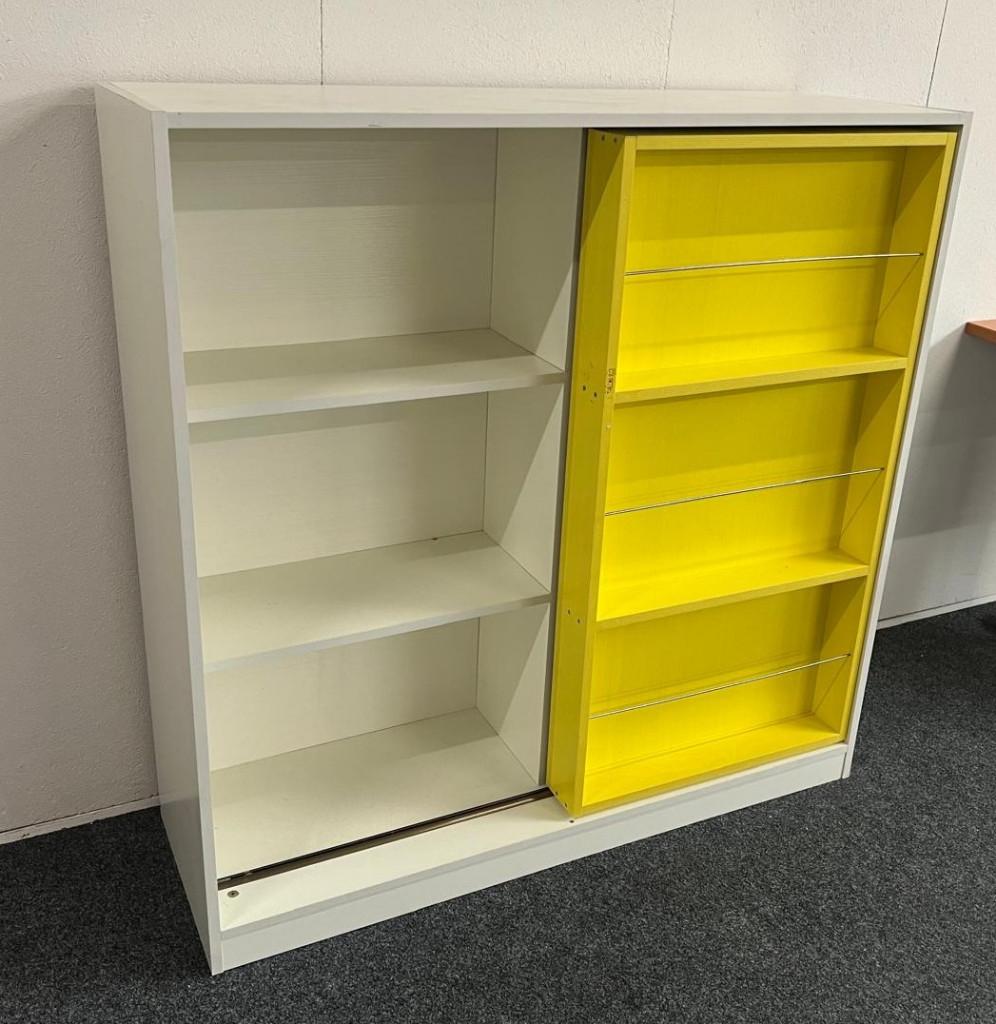 Kinderkamer kast met schuifdeur kleur wit met geel, Kinderen en Baby's, Kinderkamer | Commodes en Kasten, Ophalen, Gebruikt, Kast