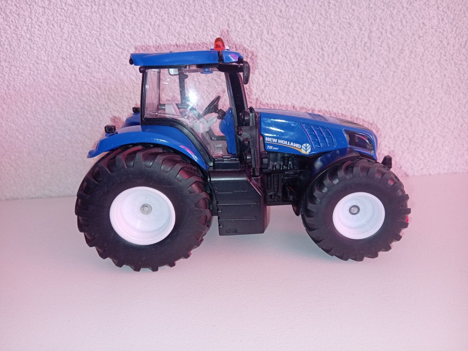 Siku 3273 New Holland T8.390 Tractor met doos, Hobby en Vrije tijd, Modelauto's | 1:32, Ophalen of Verzenden, Zo goed als nieuw