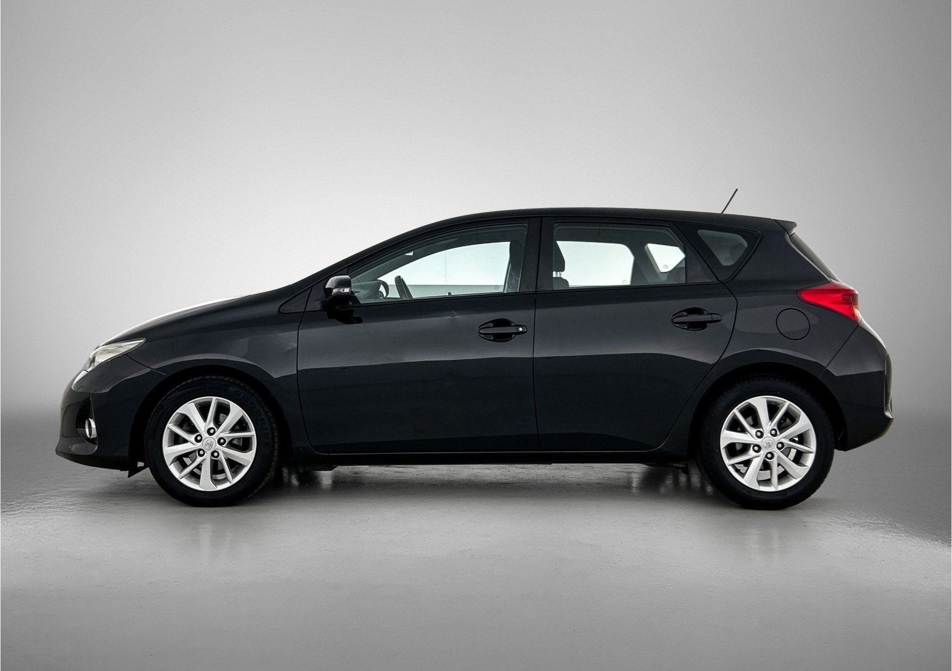Toyota Auris 1.3 Now | NL dealeronderhouden | (bj 2014), Voorwielaandrijving, Gebruikt, Zwart, 4 cilinders