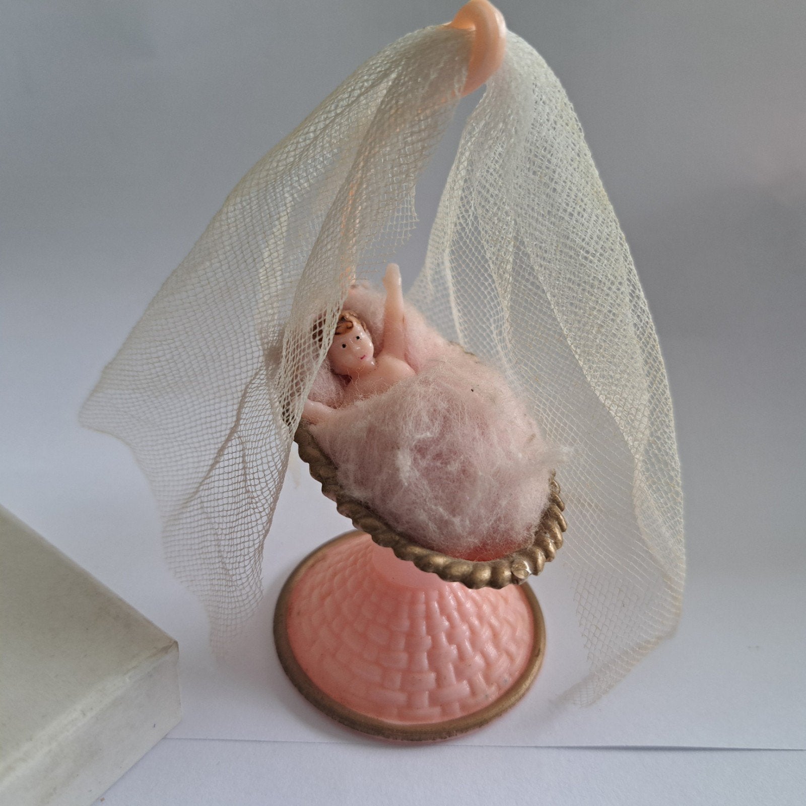 Antiek oud baby in wiegje celluloid, Verzenden