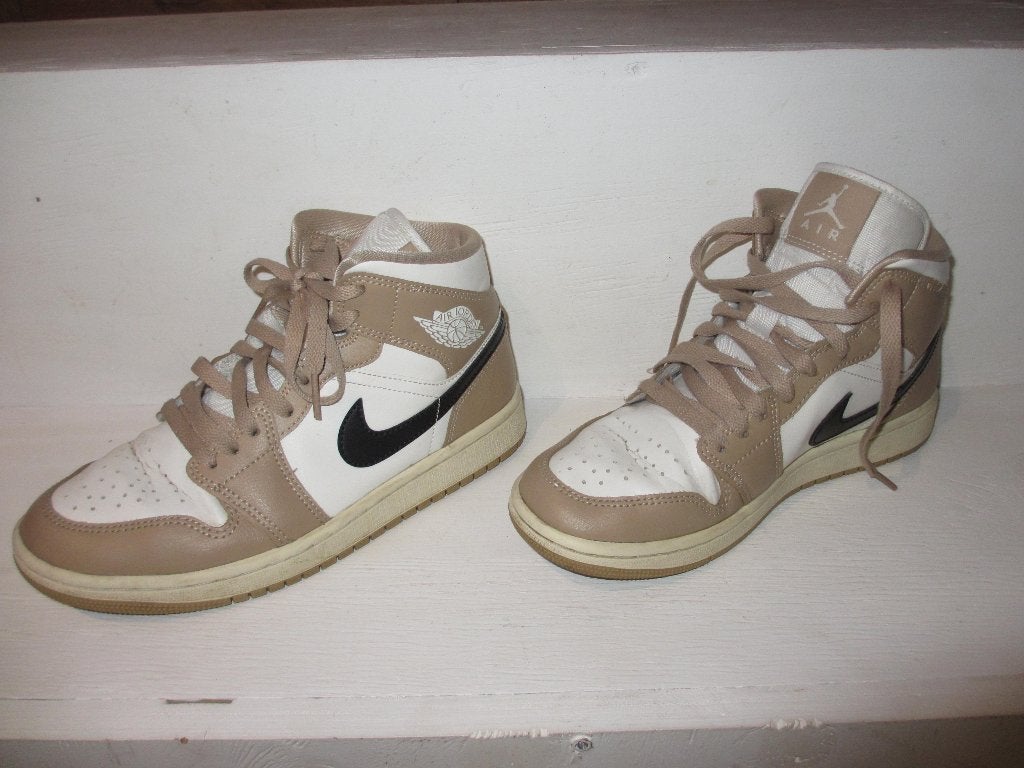 nike Air Jordan mid Beige schoenen licht gedragen Mt:38,5, Wit, Nike, Ophalen of Verzenden, Gedragen