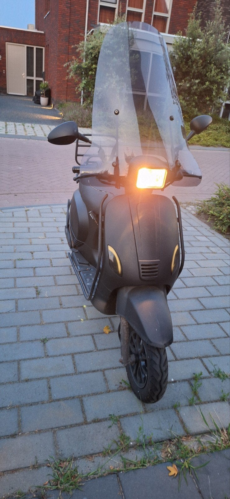 Matzwarte scooter met windscherm en bagagerek, Fietsen en Brommers, Snorfietsen en Snorscooters, Gebruikt, Overige merken, Benzine