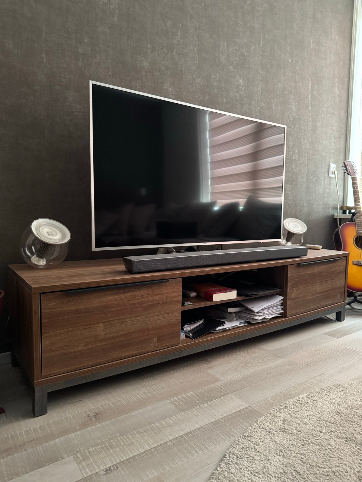 Modern Tv meubel met opbergruimte walnoot/bruin, Huis en Inrichting, Kasten | Televisiemeubels, Ophalen, 150 tot 200 cm, Zo goed als nieuw