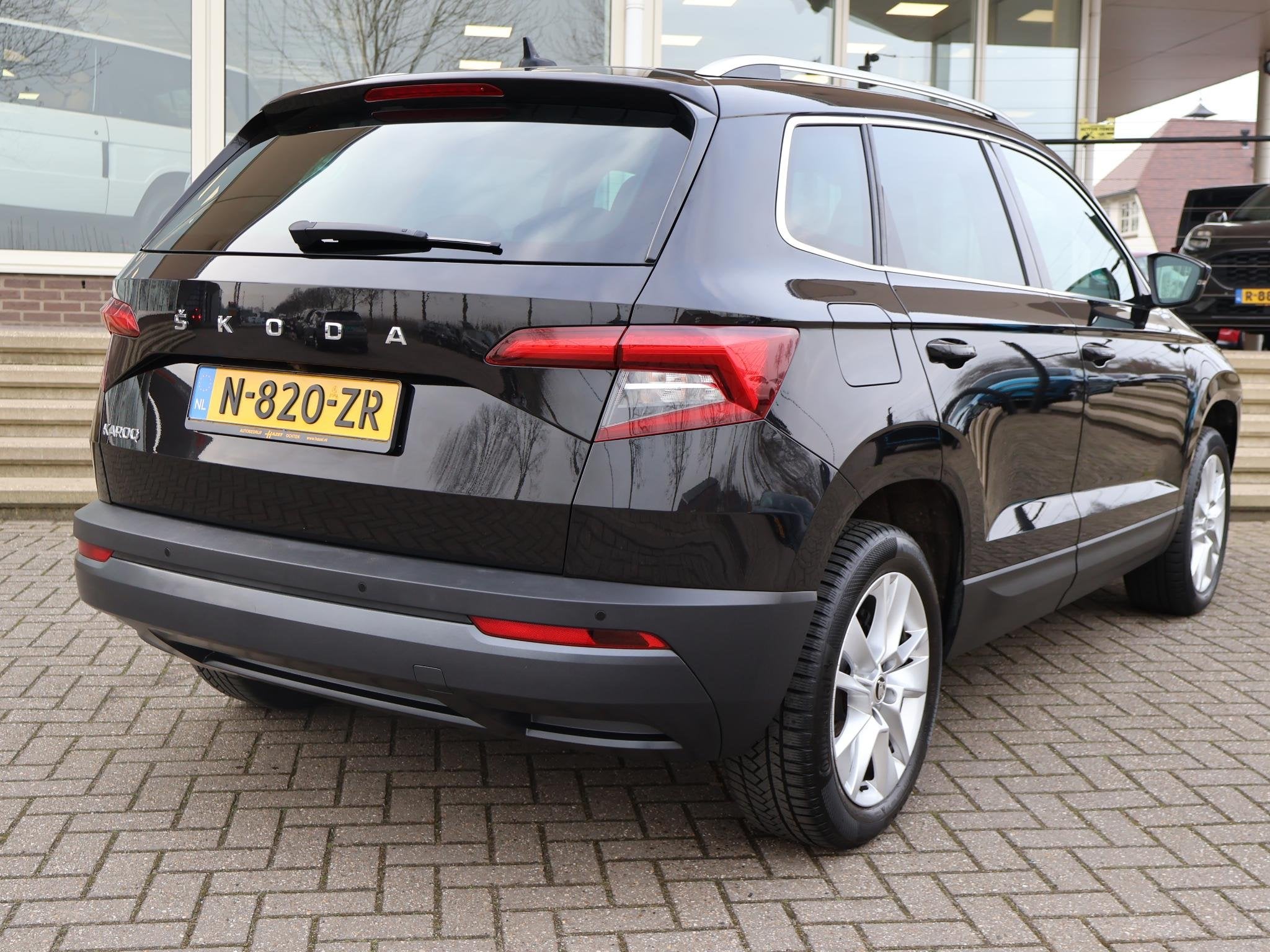 Skoda Karoq 1.5 TSI ACT 150 PK AUT. + WEGKL. TREKHAAK | CANT, Stof, 4 cilinders, Zwart, 19 km/l