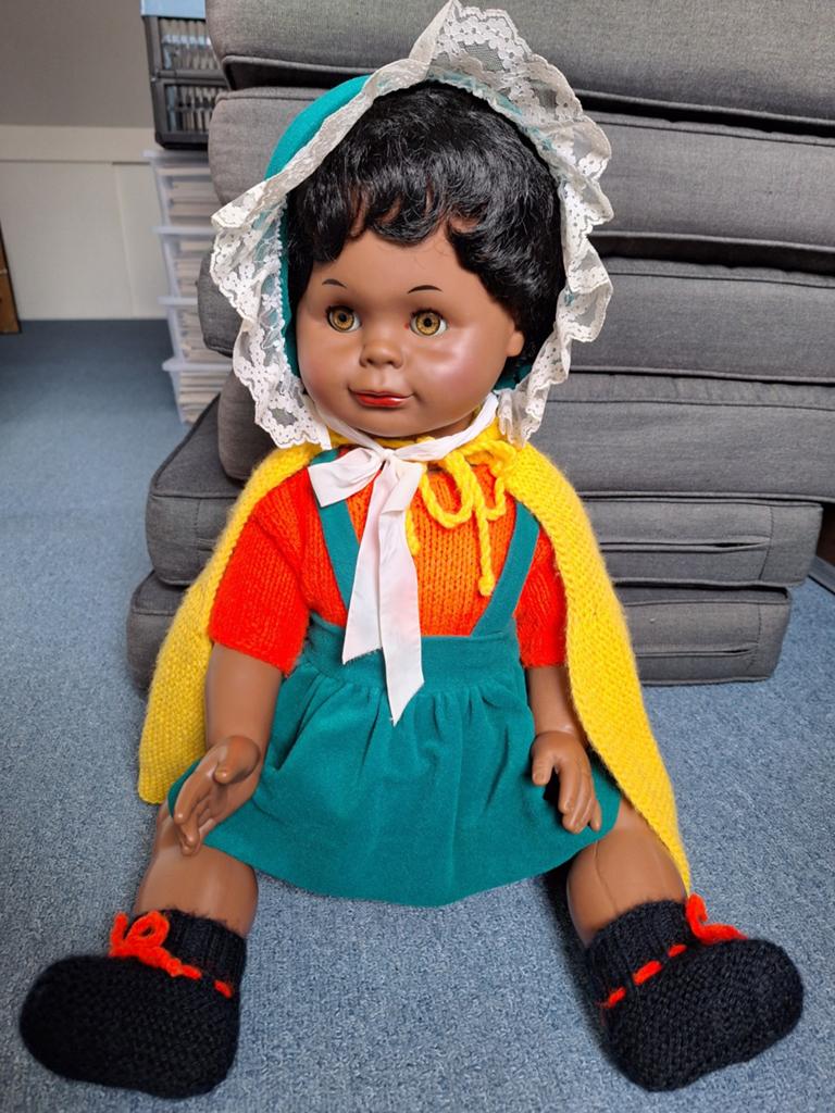 Grote bruine pop 68 cm met kleertjes, Ophalen of Verzenden, Zo goed als nieuw, Babypop