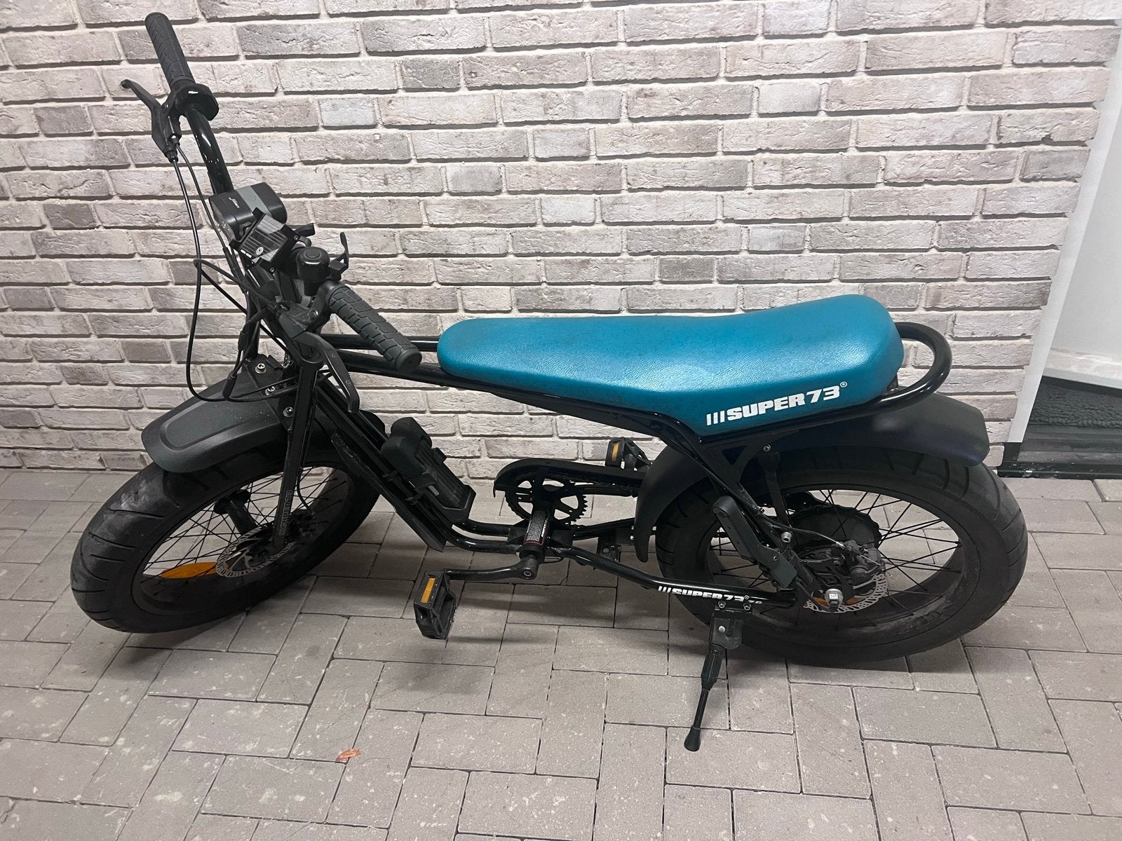 Super73 E-bike - Zwart met turquoise zadel, Fietsen en Brommers, Elektrische fietsen, Gebruikt, Minder dan 47 cm, 30 tot 50 km per accu