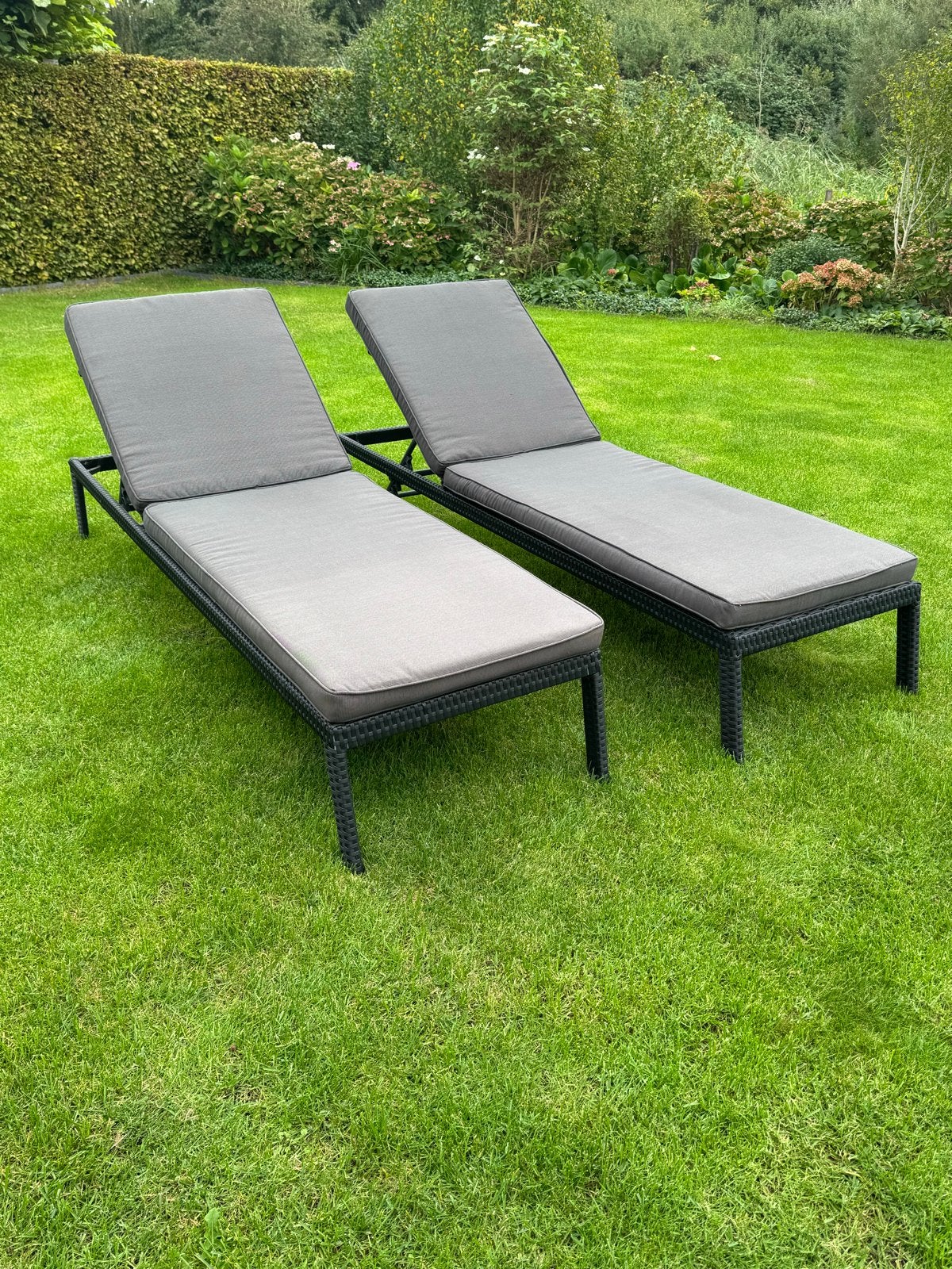 2 Royal Patio ligbedden met dikke antracietgrijze kussens, Tuin en Terras, Ophalen, Zo goed als nieuw, Wicker, Verstelbaar