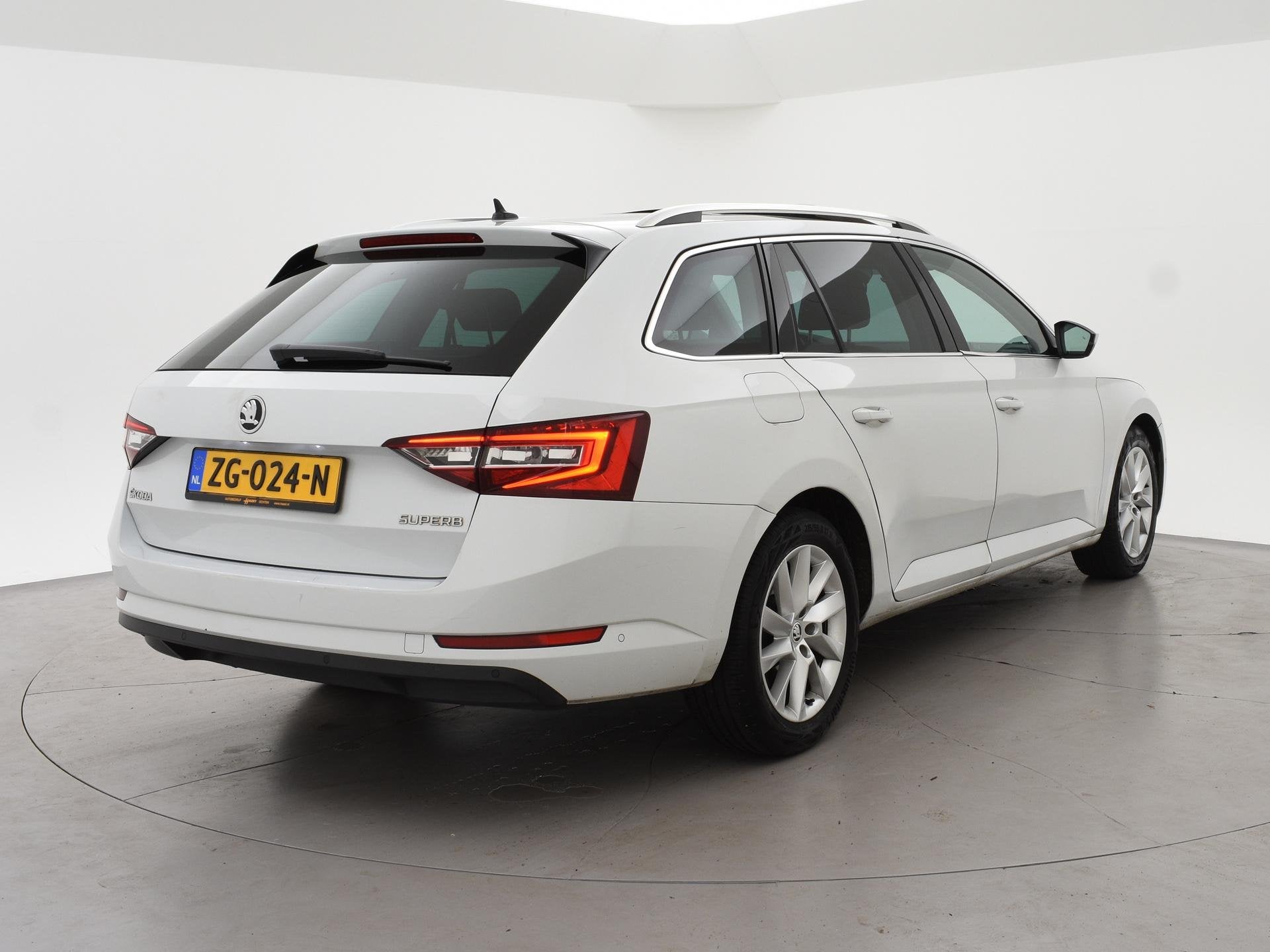 Skoda Superb Combi 2.0 TDI 150 PK DSG AUT. *BTW* + PANORAMA, Auto's, Gebruikt, 4 cilinders, 168 €/maand, Superb