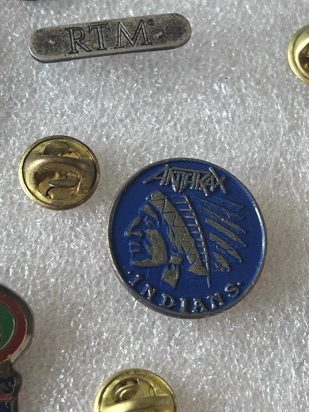 Anthrax Indians Pin - Vintage Muziek Merchandise, Verzamelen, Ophalen of Verzenden, Gebruikt, Overige onderwerpen, Speldje of Pin