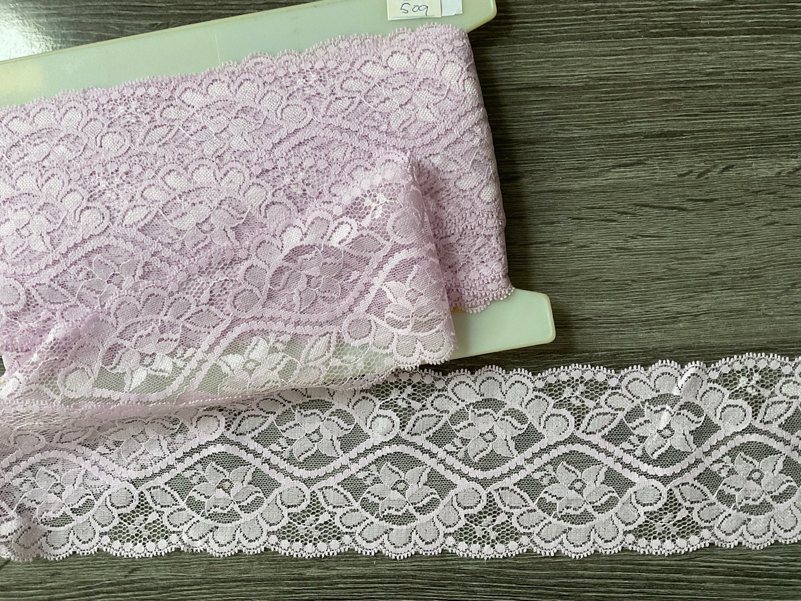 (Nr 509) Lila kant 9 cm breed 10 meter € 8.00, Overige kleuren, Verzenden, Kant, Minder dan 30 cm