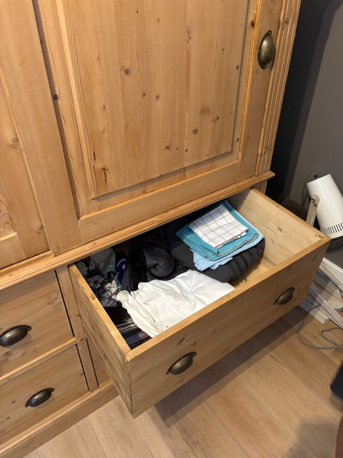 Grenen kast met 4 laden en 2 ruime bovenkasten ( kan tv in), Ophalen, Zo goed als nieuw, 120 tot 170 cm