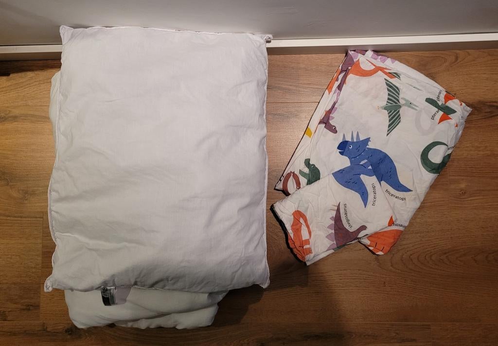 Peuterdekbed+kussentje+overtrek met dino's, Ophalen, Zo goed als nieuw
