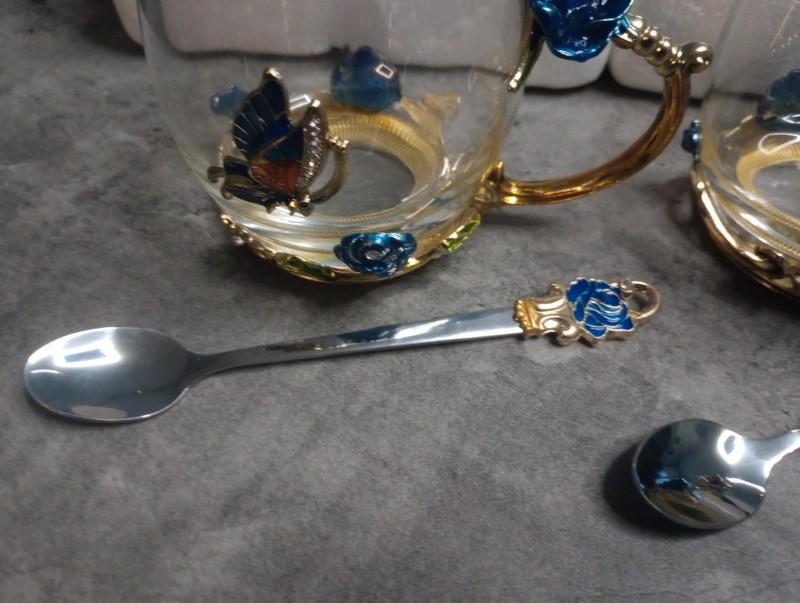 2 thee mokken met lepels glas met emaille vlinder roos, Glas of Glazen, Nieuw, Ophalen of Verzenden, Glas