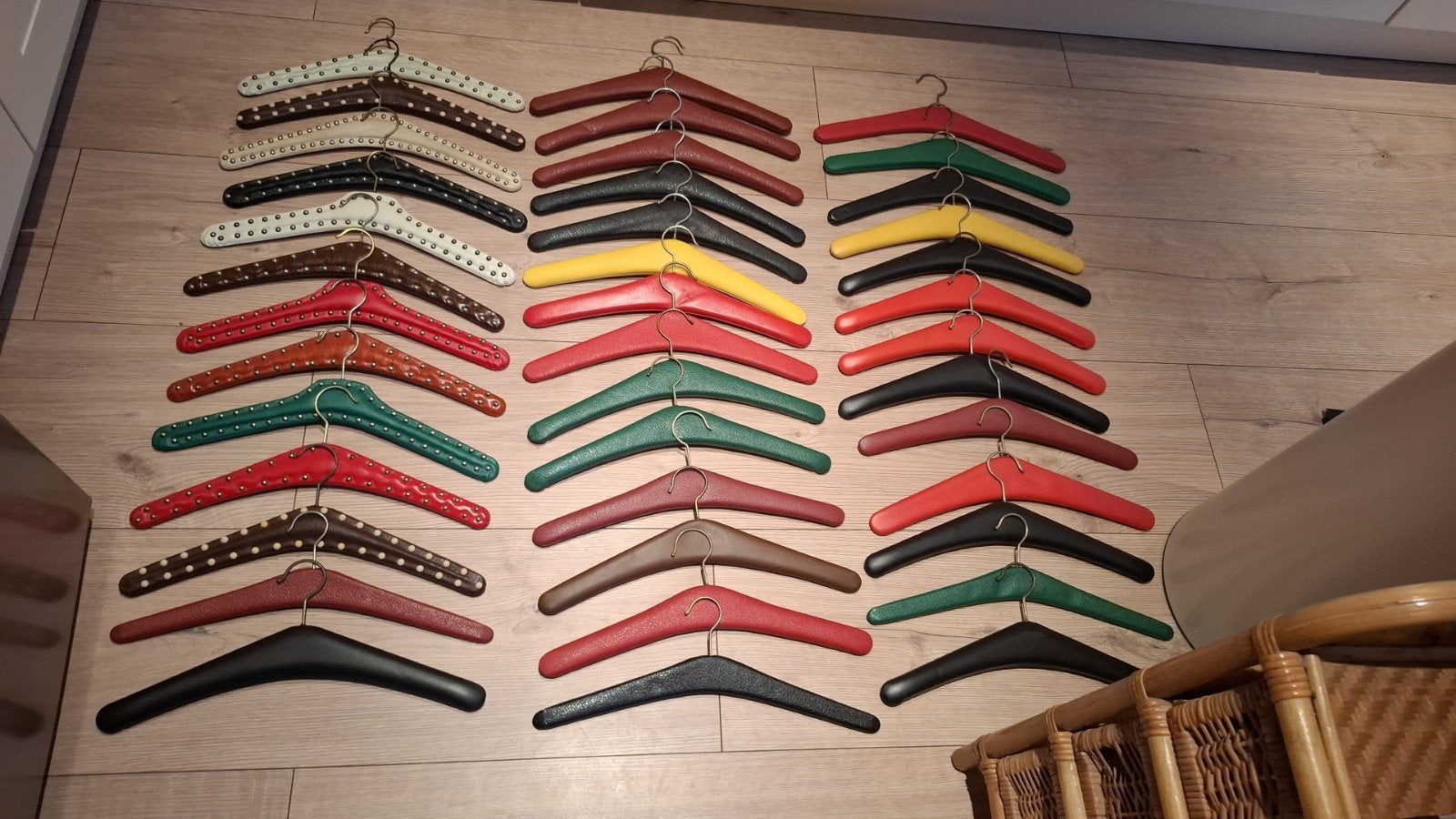 Vintage retro kledinghangers gekleurd met studs skai, Ophalen of Verzenden, Gebruikt, Overige materialen, Volwassenen