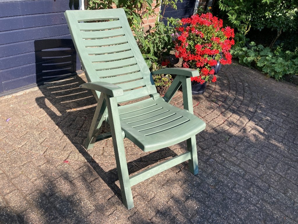 Tuinstoel met zit en ligstand, met passend kussen , Gratis., Ophalen, Gebruikt, Kunststof, Verstelbaar
